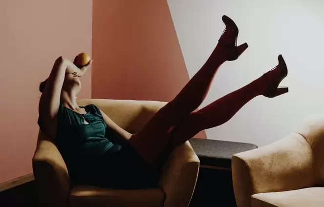 Mlada ženska s krčnimi venami na nogah